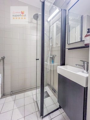 Haartrockner, Handtücher, Seife, Toilettenpapier