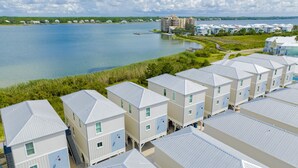 Un hotel frente al lago con edificios de varios pisos, un muelle y vistas al lago.