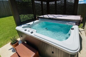 Outdoor spa tub - Cozy Retro Hideaway with Hot Tub (Mustang Ridge)