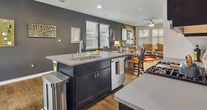 Cozy Retro Hideaway with Hot Tub