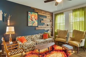 Smart TV - Cozy Retro Hideaway with Hot Tub (Mustang Ridge)