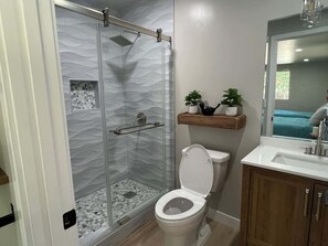 Dusche, Haartrockner, Handtücher, Shampoo