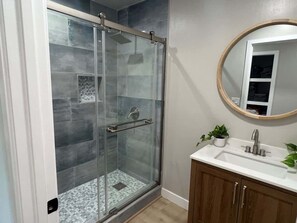 Dusche, Haartrockner, Handtücher, Shampoo