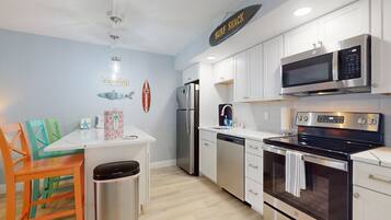 ثلاجة، ميكروويف، فرن، موقد طهي مسطح