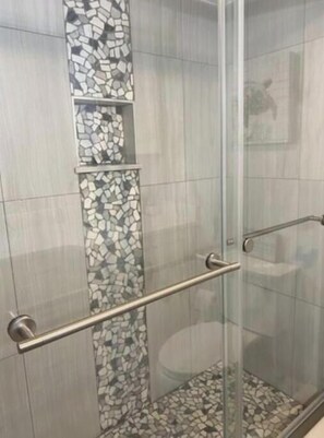 Dusche, Haartrockner, Handtücher, Seife