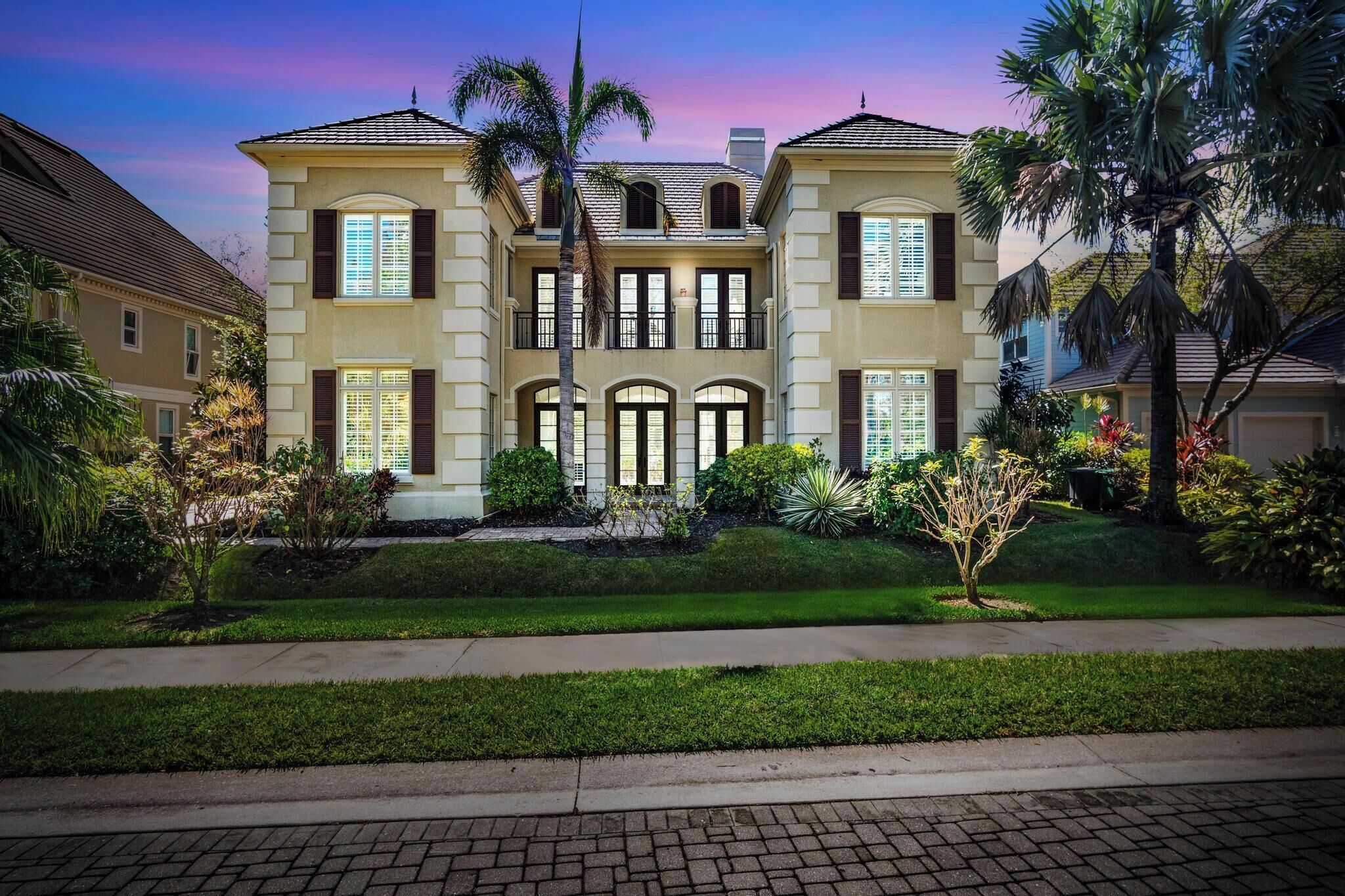 Spacious 5-bedroom luxury house in charming Naples near the beach!