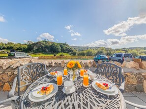 Outdoor dining - 3 bedroom accommodation in Brynrefail, Nr Caernarfon (Brynrefail, Nr Caernarfon)