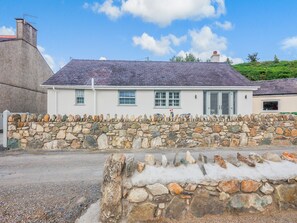 Exterior - 3 bedroom accommodation in Brynrefail, Nr Caernarfon (Brynrefail, Nr Caernarfon)