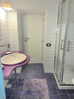 Haartrockner, Handtücher, Seife, Toilettenpapier