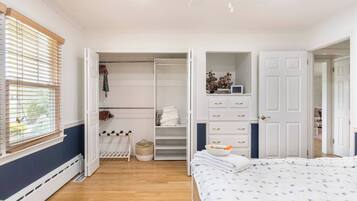 4 bedrooms, desk, iron/ironing board, free WiFi