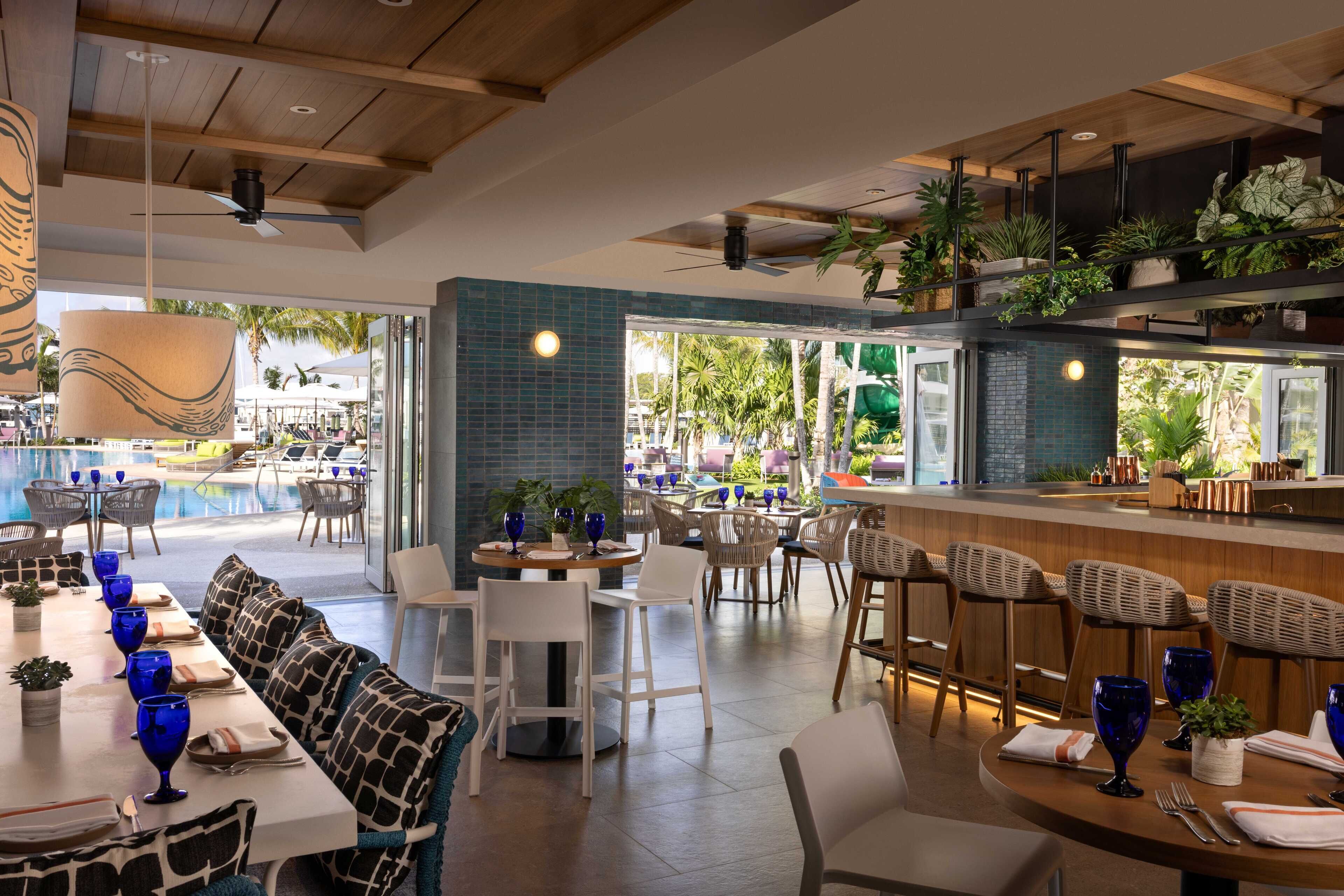 Un restaurant doté d’une terrasse, d’une piscine et d’un bar.