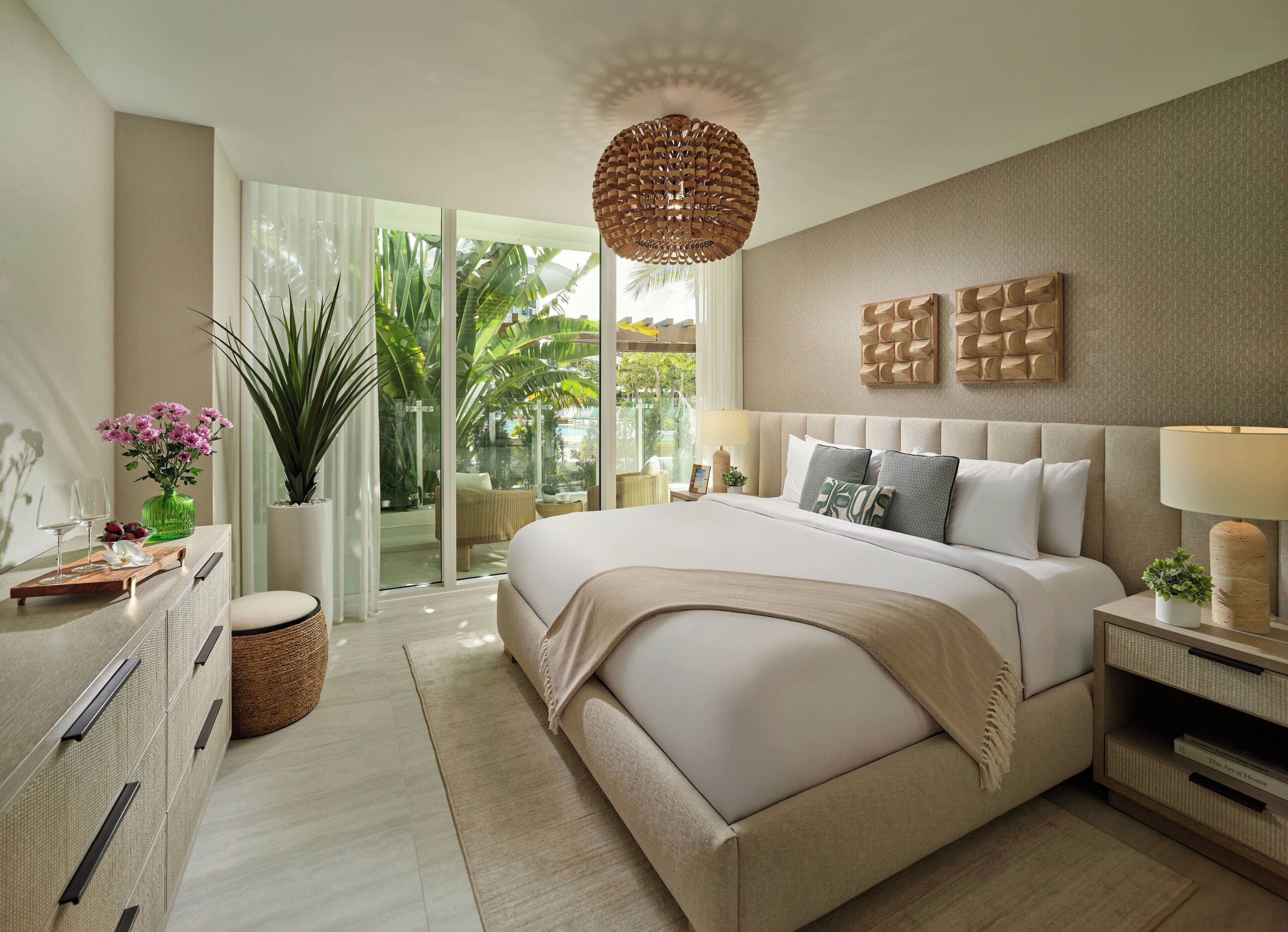 ملاءات إيطالية من طراز فريتي وأغطية فراش متميزة وخزنة داخل الغرفة