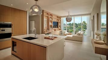 Cafeteira/chaleira, cadeirão de bebê