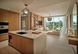 Een koffiezetapparaat/waterkoker, een kinderstoel