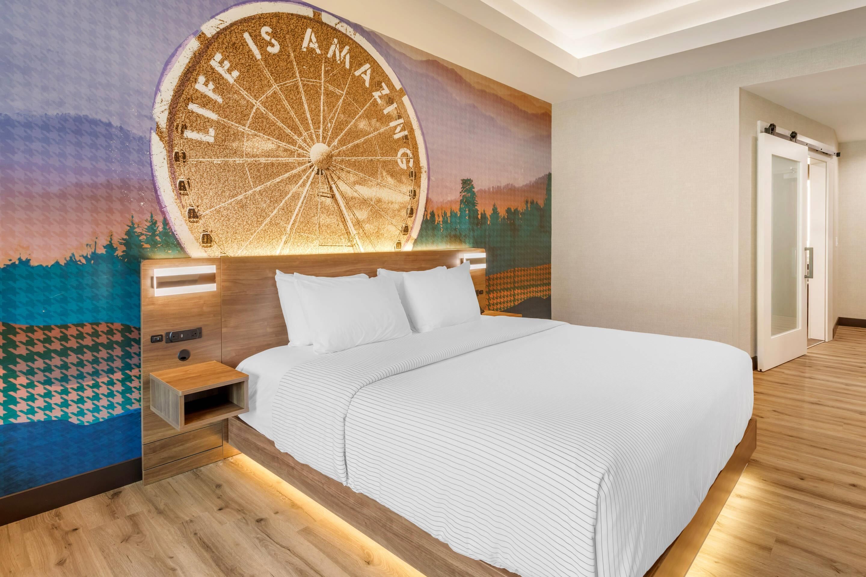 Hochwertige Bettwaren, Schreibtisch, laptopgeeigneter Arbeitsplatz