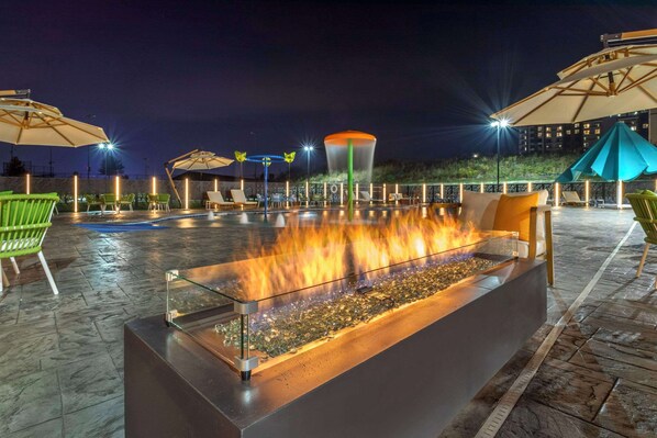 Piscine extérieure (ouverte en saison), parasols de plage