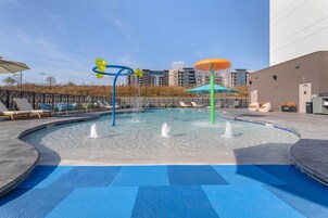 Piscina externa sazonal, funciona das 7h  às 22h, guarda-sóis