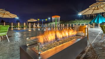 Una piscina al aire libre de temporada, sombrillas