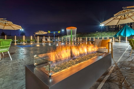 Piscina externa sazonal, funciona das 7h às 22h, guarda-sóis. Cambria Hotel Pigeon Forge