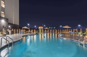 季節性室外游泳池,開放時間為 7:00 至 22:00,提供泳池遮陽傘