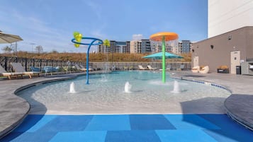 Piscine extérieure (ouverte en saison), parasols de plage