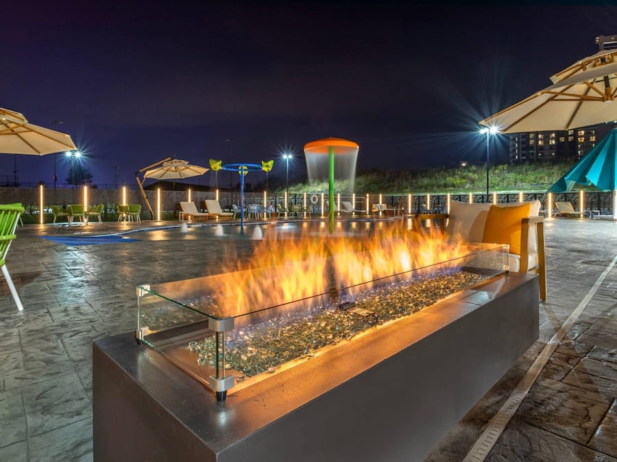 Piscina externa sazonal, funciona das 7h às 22h, guarda-sóis
