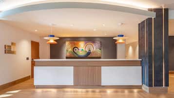 En reception med moderne design, et vægmaleri og et trægulv.