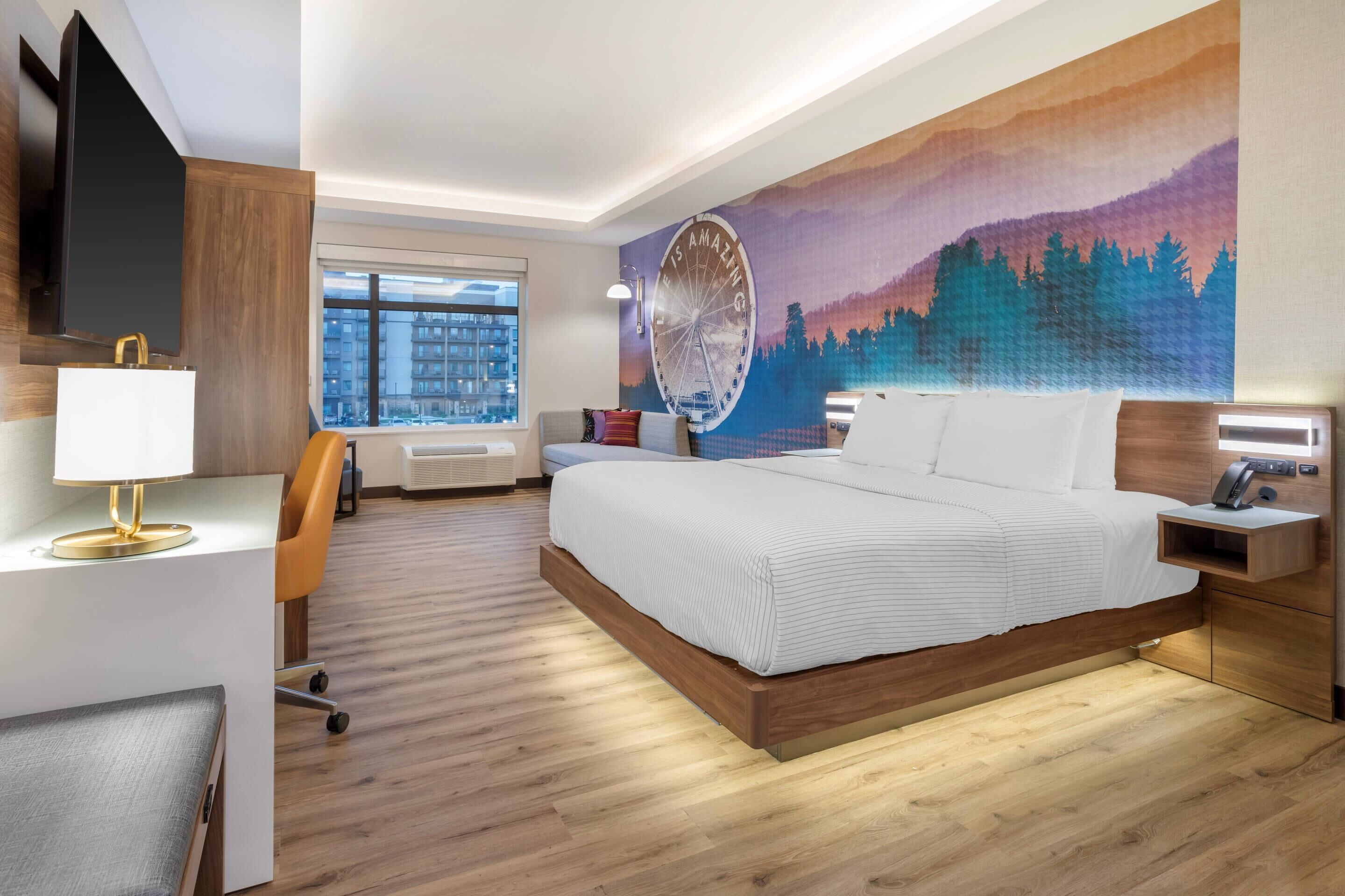 Hochwertige Bettwaren, Schreibtisch, laptopgeeigneter Arbeitsplatz