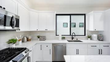 Kjøleskap, mikrobølgeovn, ovn og kokeplater