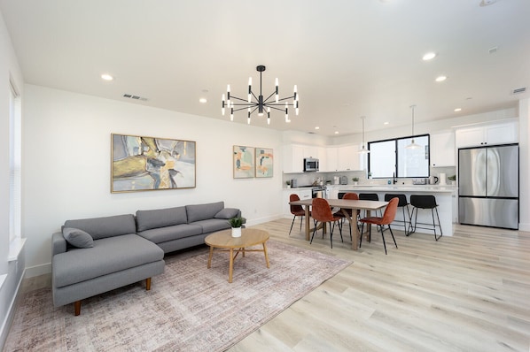 Smart TV - 3BR Midtown townhome - Walk to Golden 1 & Capitol (Sacramento)