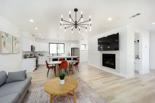 Brand New Downtown 3BR Condo - Walk to Everything!