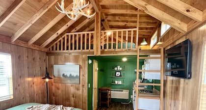 Deluxe Loft Cabin - Upscale Cozy Loft Cabin