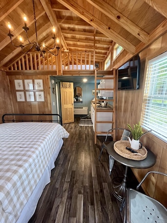 Free WiFi, bed sheets. Deluxe Loft Cabin - Upscale Cozy Loft Cabin
