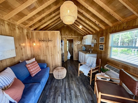 Smart TV. Deluxe Private Bedroom Cabin - Private Bedroom Cabin