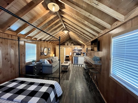 Free WiFi, bed sheets. Studio Cabin - Upscale Cozy Studio Style Cabin
