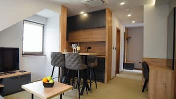 Apartamento Deluxe, vistas a la ciudad | Minibar, cortinas opacas, sistema de insonorización y wifi gratis