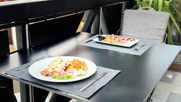 Free daily buffet breakfast