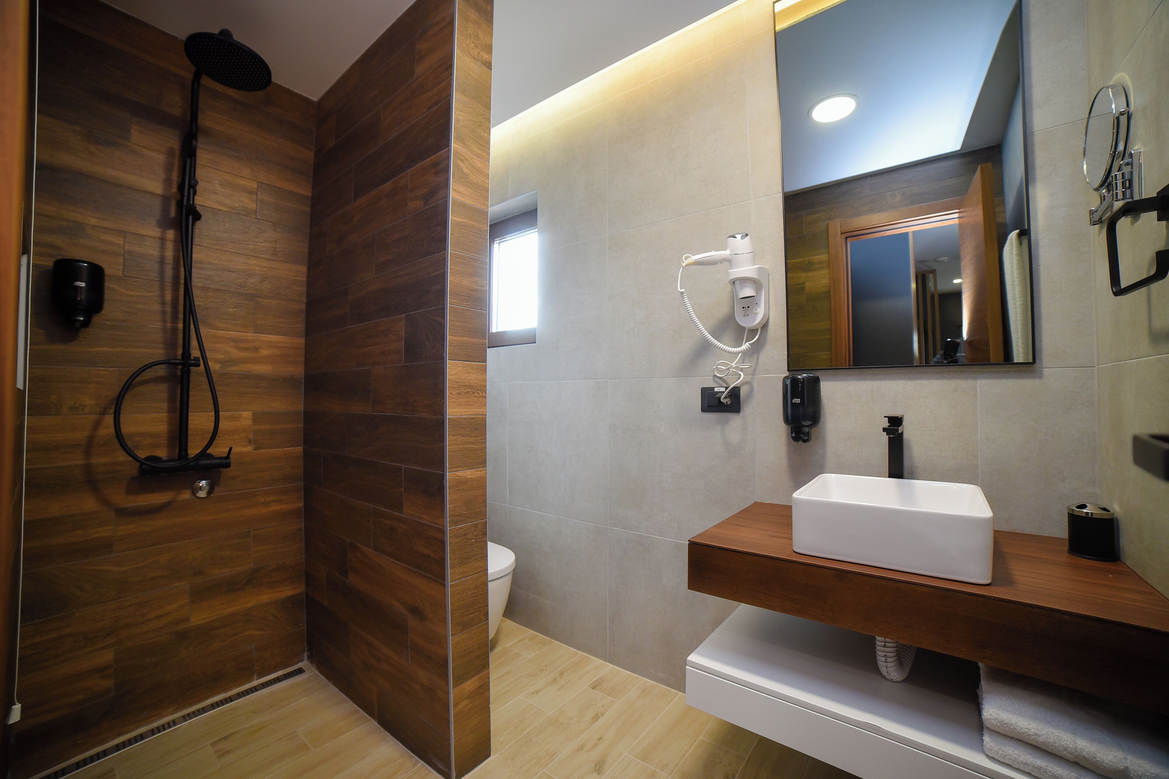 Deluxe Apartment, City View | Bathroom | Shower, hair dryer, towels, soap