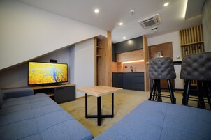 Apartamento Deluxe, vistas a la ciudad | Minibar, cortinas opacas, sistema de insonorización y wifi gratis