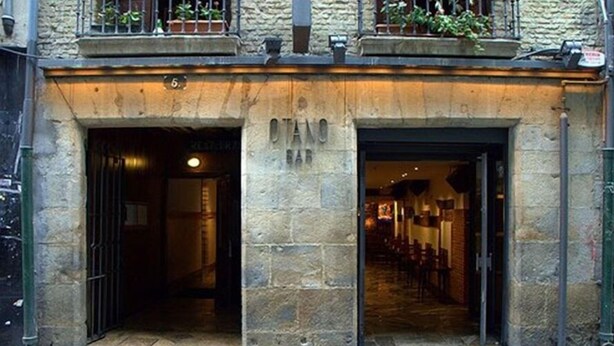 A stone building with two open entrances, one labeled "DAN BAR" and the other "RESTAURANT". - Casa Otano (Pamplona)