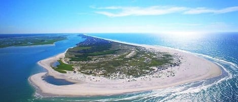 靠近海滩、沙滩椅、沙滩毛巾
