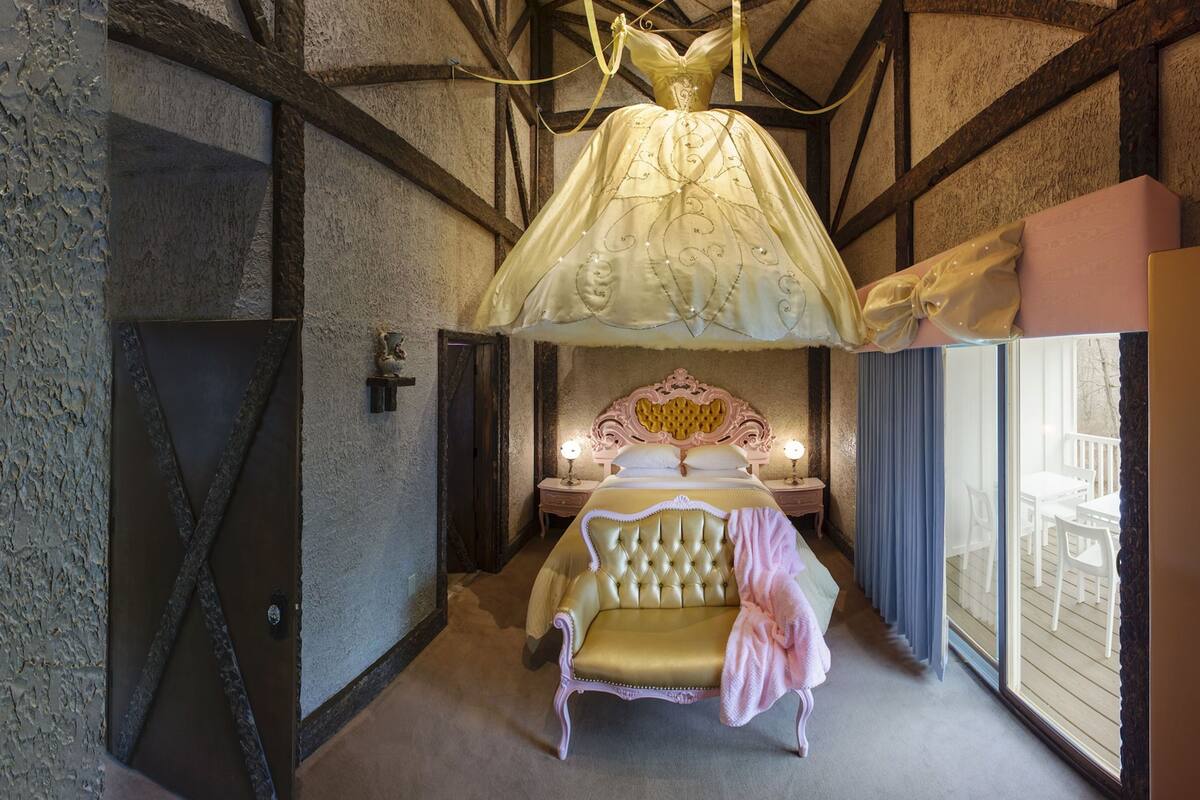 Cinderella's Gown | 2 bedrooms, desk, free WiFi, bed sheets