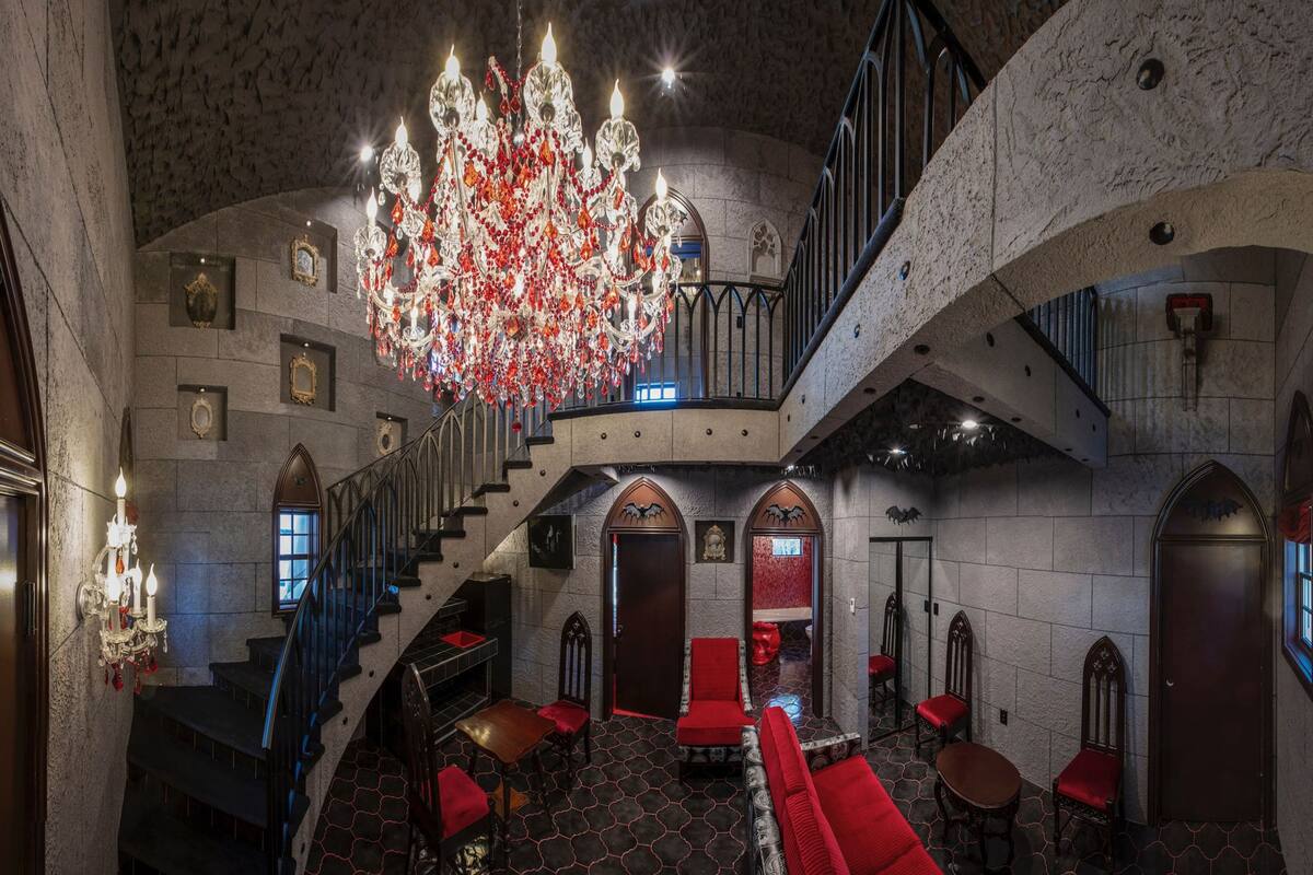 Dracula's Fangs | 2 bedrooms, desk, free WiFi, bed sheets