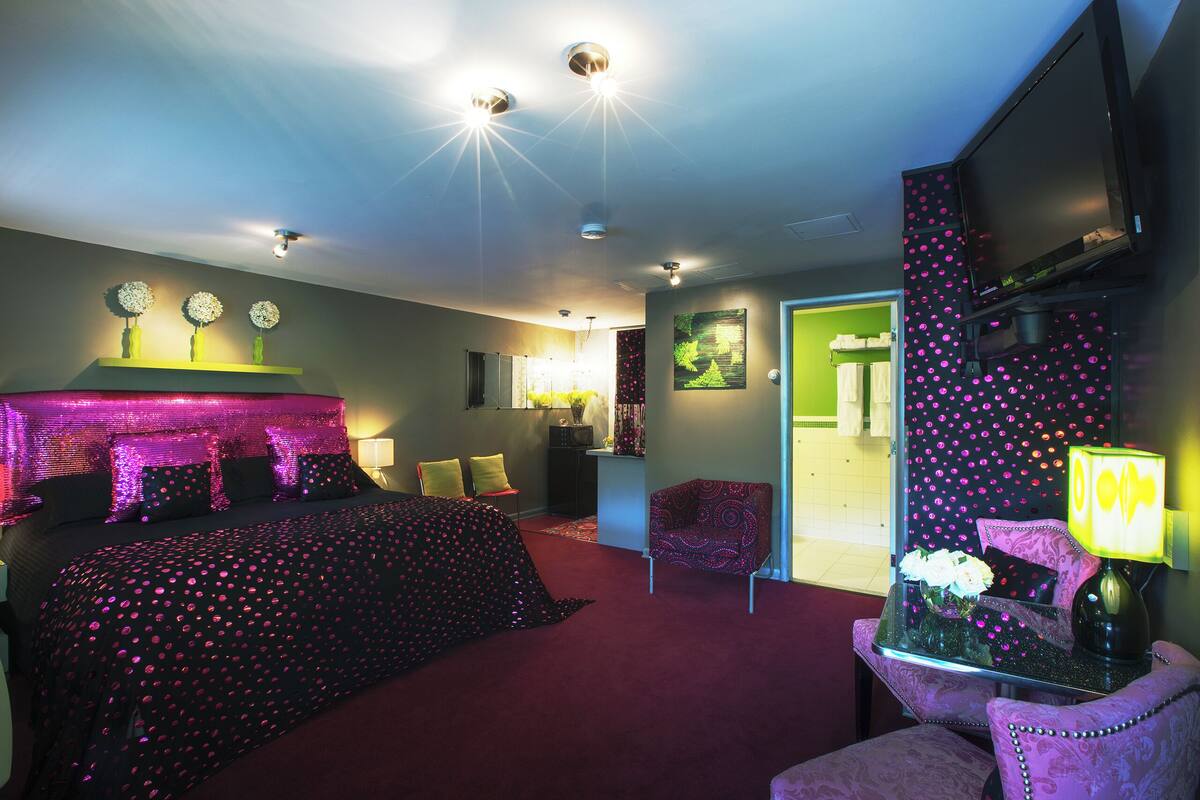 Classic Contemporary 6 | 2 bedrooms, desk, free WiFi, bed sheets