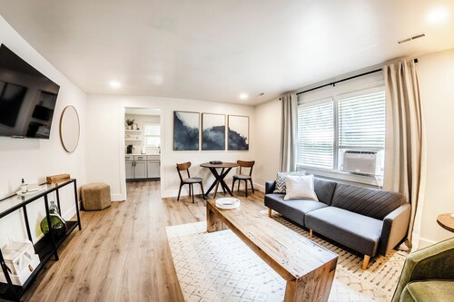 Stylish & Comfy Downtown Retreat: Queen Bed + Sofa Bed - Laundry - Free Parking!