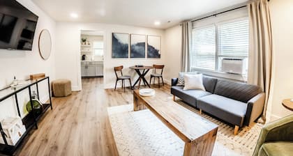 Stylish & Comfy Downtown Retreat: Queen Bed + Sofa Bed - Laundry - Free Parking!