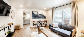 Stylish & Comfy Downtown Retreat: Queen Bed + Sofa Bed - Laundry - Free Parking!