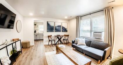 Stylish 1BR Downtown Apt - Near UNL & Stadium - Laundry Wifi