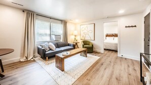 Una sala de estar moderna con un sofá, una mesa de centro y una lámpara.