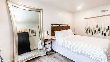 1 soverom, skrivebord, strykejern/-brett og reiseseng for barn